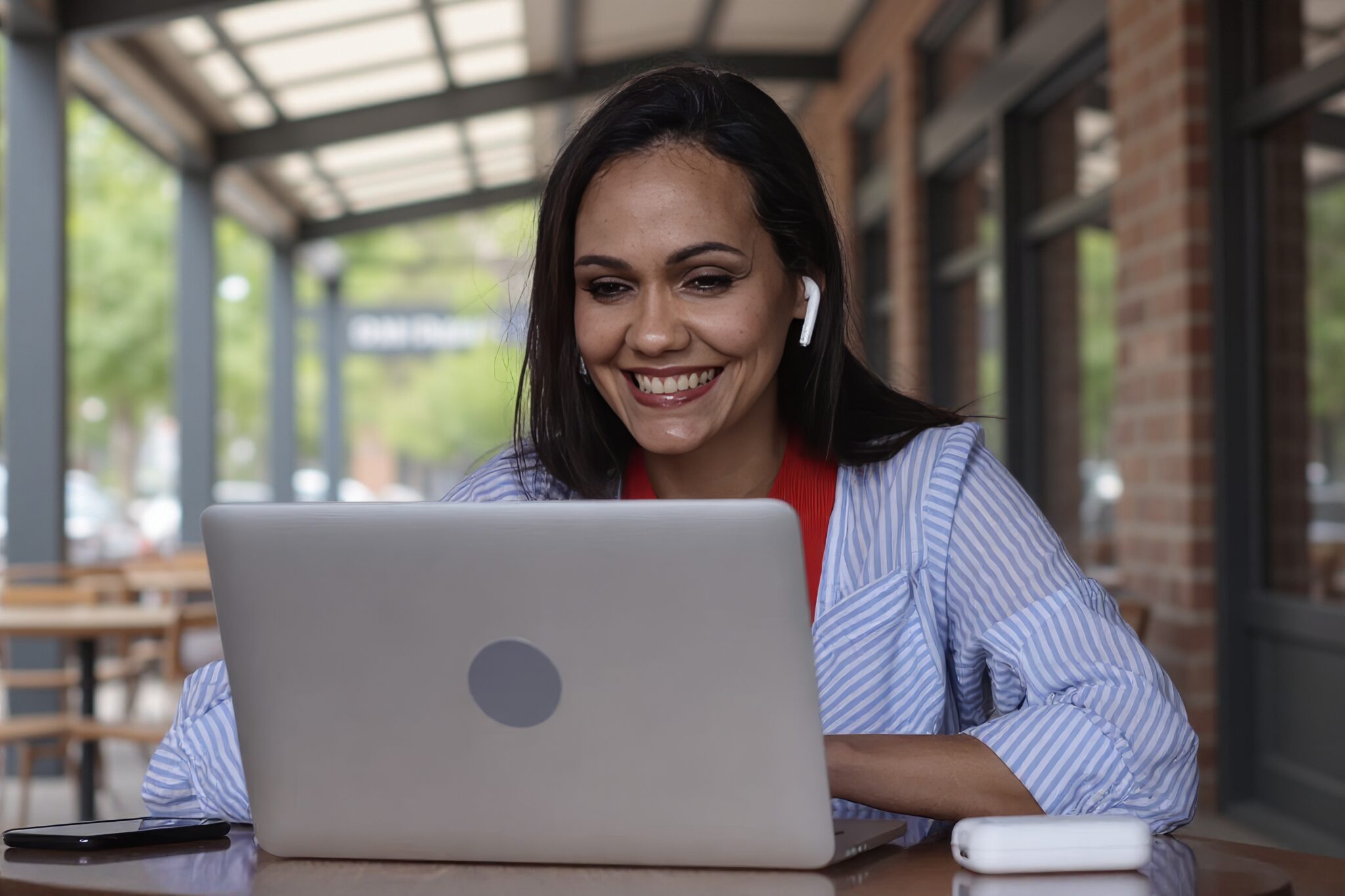 Angie en un café dando una mentoría 1:1 online